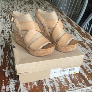 Kork-Ease Tan Wedge Shoes with Classic Design